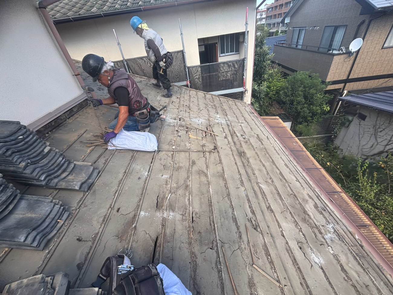 福岡市早良区の屋根葺き替え工事、既存屋根の撤去作業