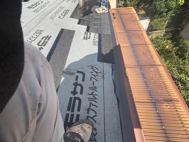 福岡市早良区の屋根葺き替え工事、屋根材の固定、施工