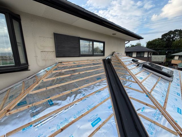 大野城市の葺き替え工事で桟木と谷板金を設置