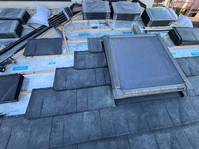 大野城市の葺き替え工事におけるルーガ鉄平の設置中