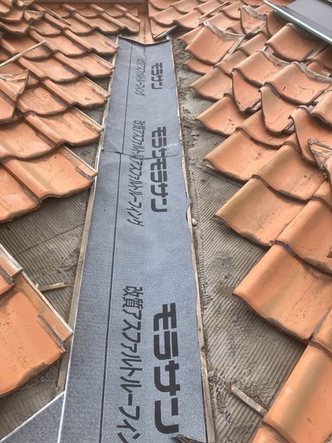 福岡市東区の谷板金交換工事、防水シート施工