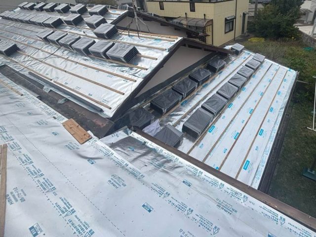 福津市の葺き替え工事における桟木の施工