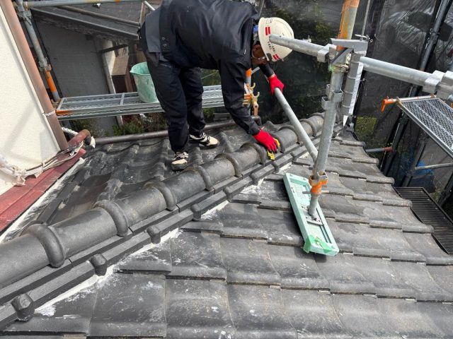 福岡市西区で漆喰工事を行う職人