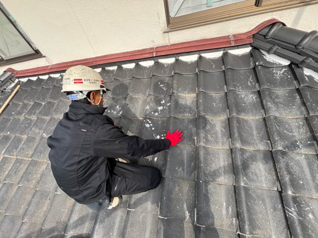福岡市西区で瓦復旧作業を進める職人