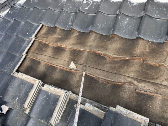 福岡市西区の葺き直しに伴う瓦の撤去