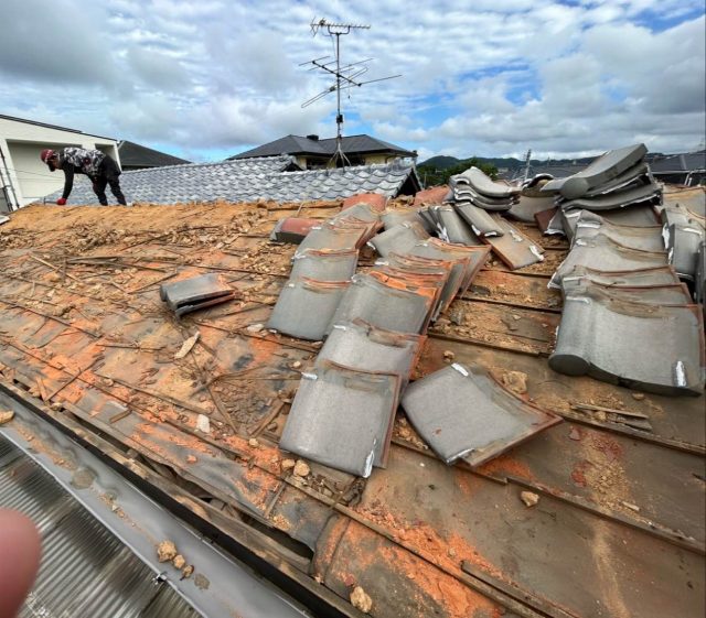 福津市で古い瓦を撤去