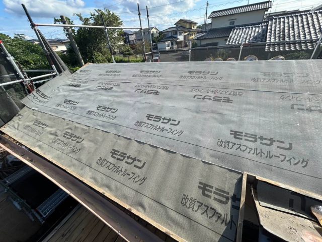 福津市の葺き替え工事で防水シートを敷設