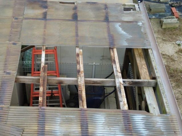 福岡市早良区で波板が落下したカーポート