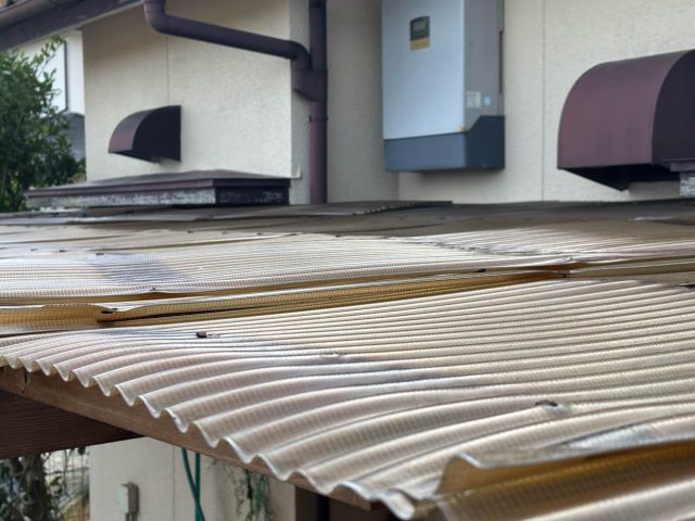 福岡市早良区で歪みが生じた波板