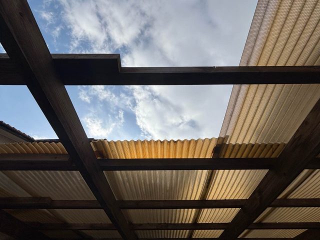 福岡市早良区で老朽化が確認された波板