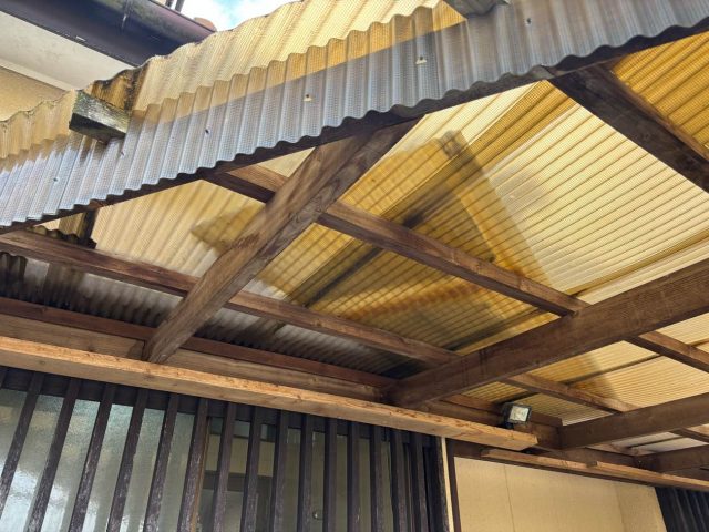 福岡市早良区で老朽化した屋根の波板