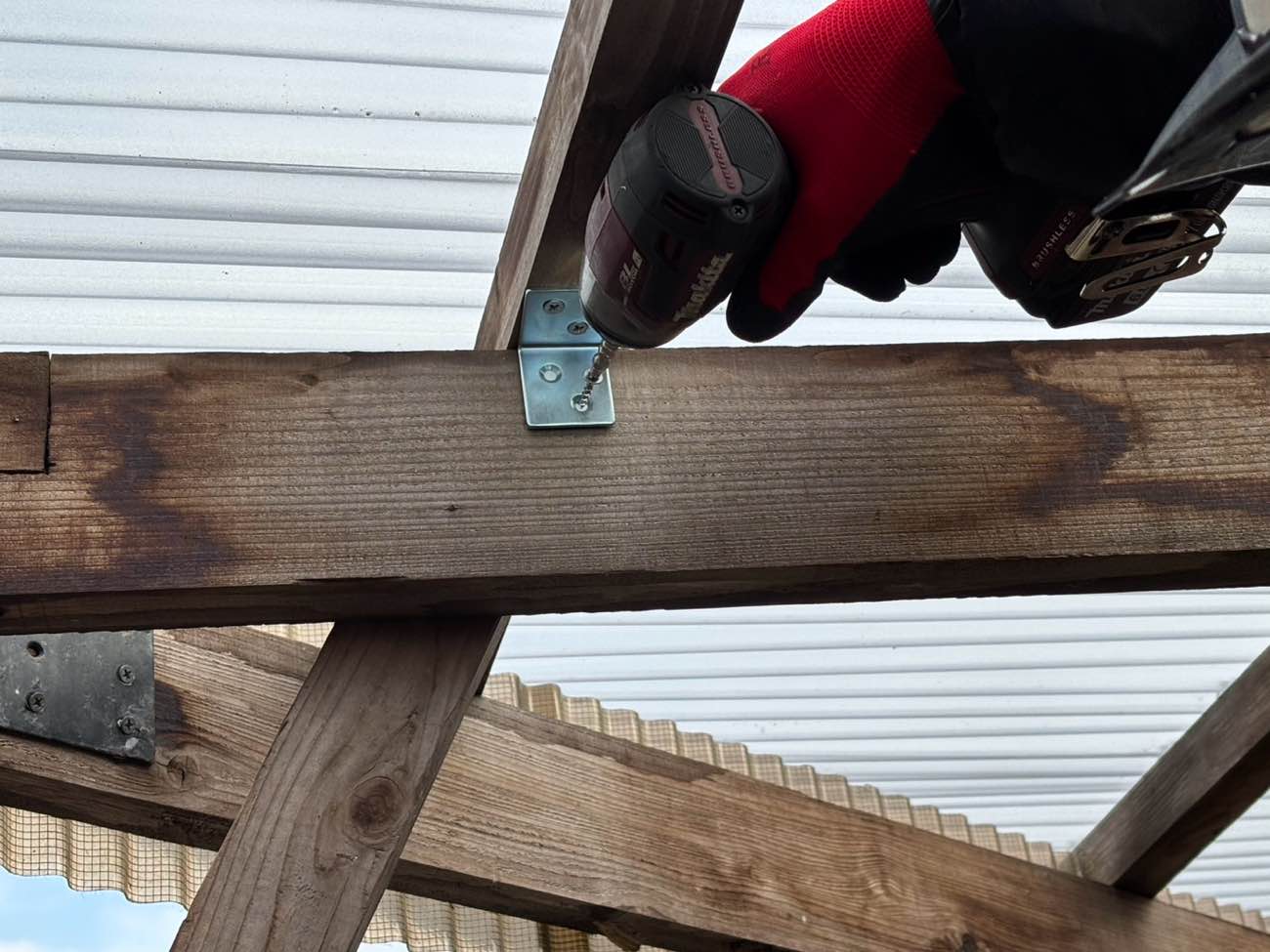 補強金具の取り付け