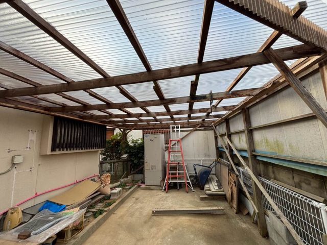 福岡市早良区にて新しい波板へ張り替え