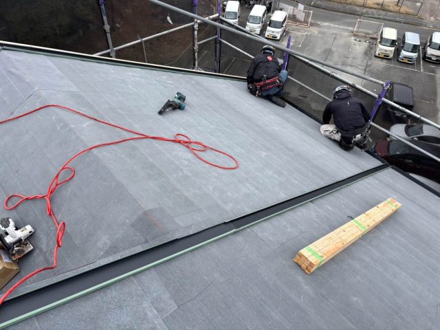 福岡市南区のカバー工事で防水紙を敷設