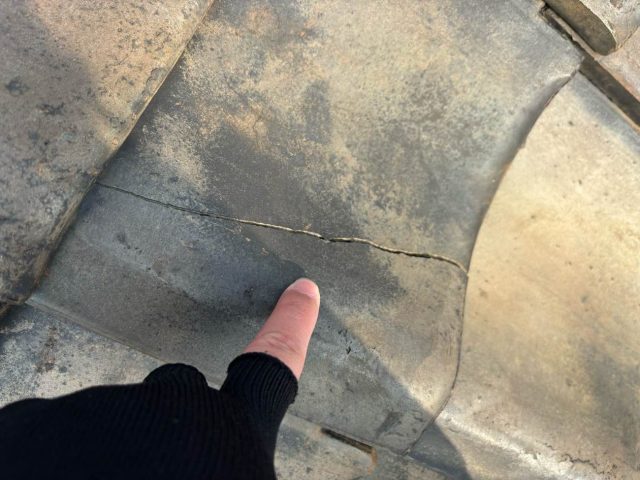 福岡市東区の瓦のひび割れを指摘