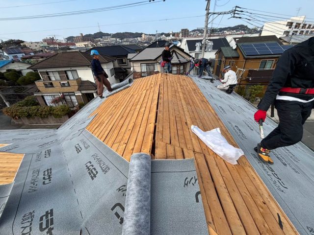 福岡市南区の葺き替え工事で防水シートを敷設