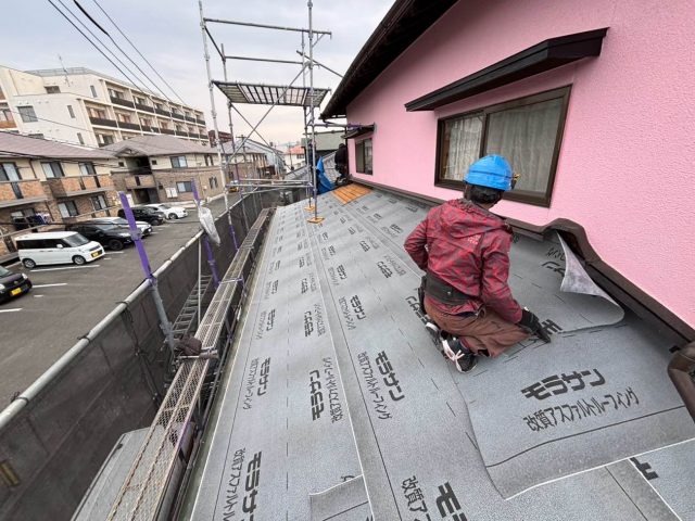 福岡市南区で防水シートを敷いている職人