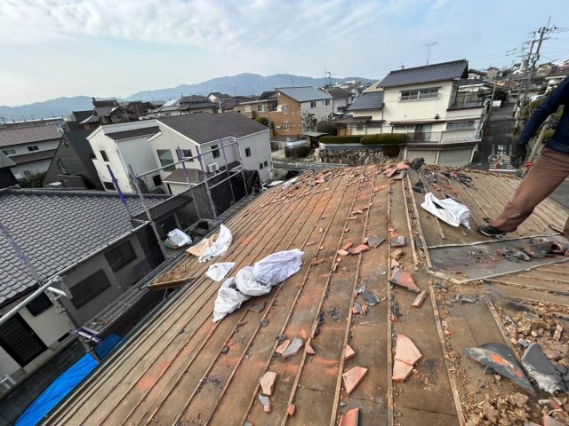 福岡市南区の葺き替え工事おける瓦の撤去