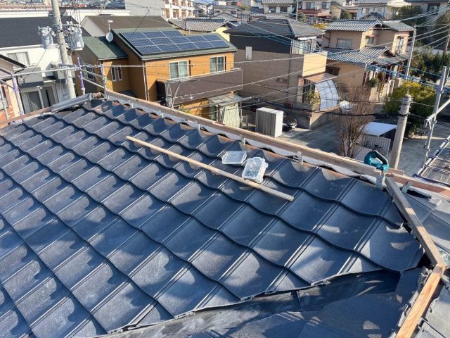 福岡市南区で棟板金の施工途中