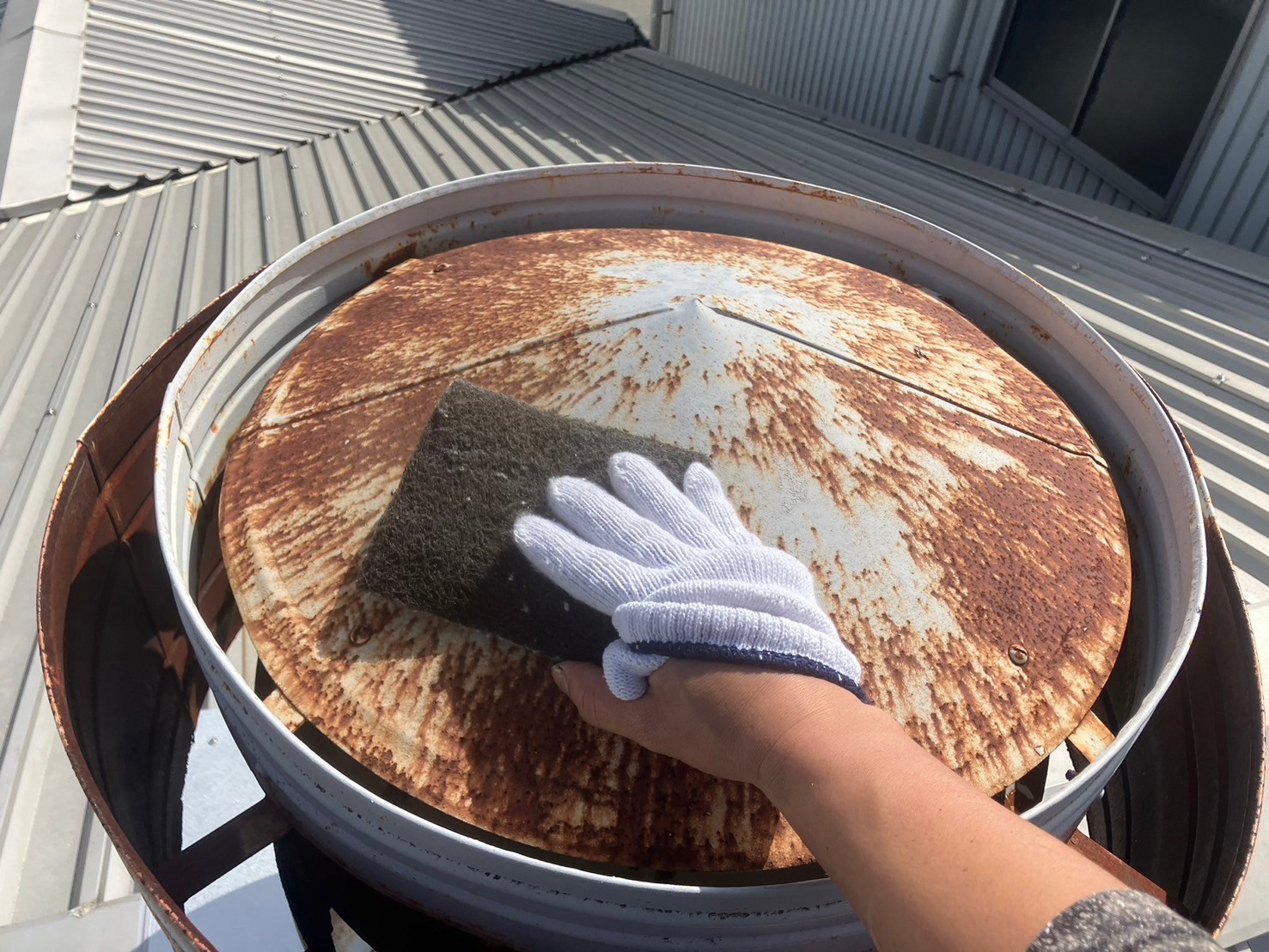 倉庫屋根工事。雨漏り工事。ケレン