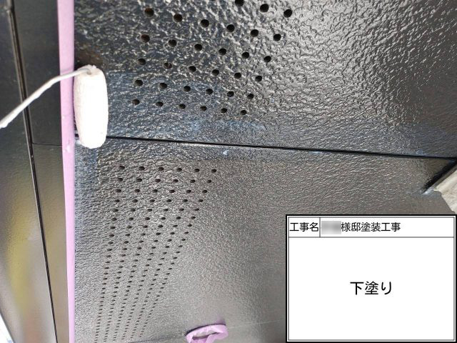 糟屋郡久山町の外壁塗装で軒天を下塗り中