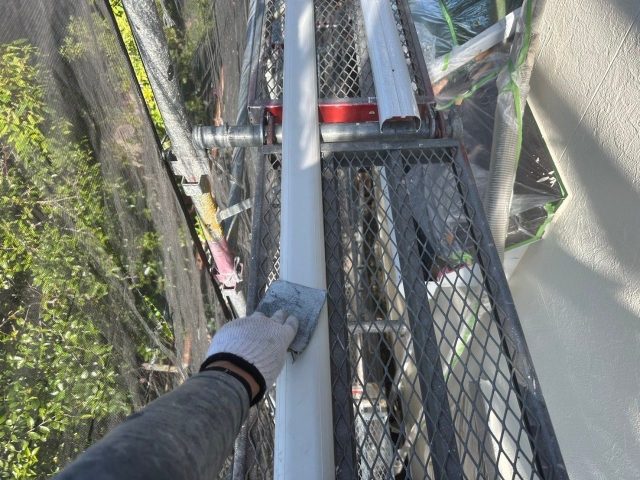 糸島市の塗装工事でケレンを行っているところ