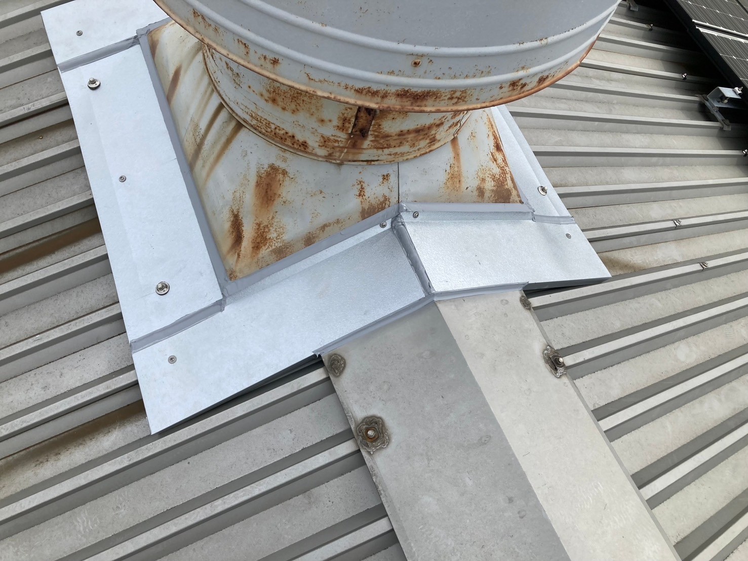 倉庫で発生した雨漏り工事