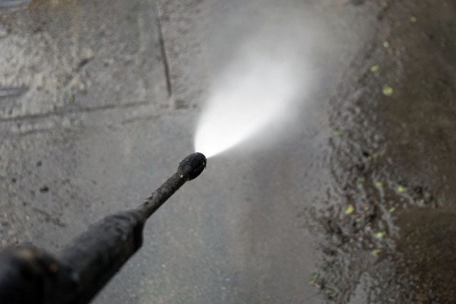 鳥の糞は高圧洗浄で落とす！