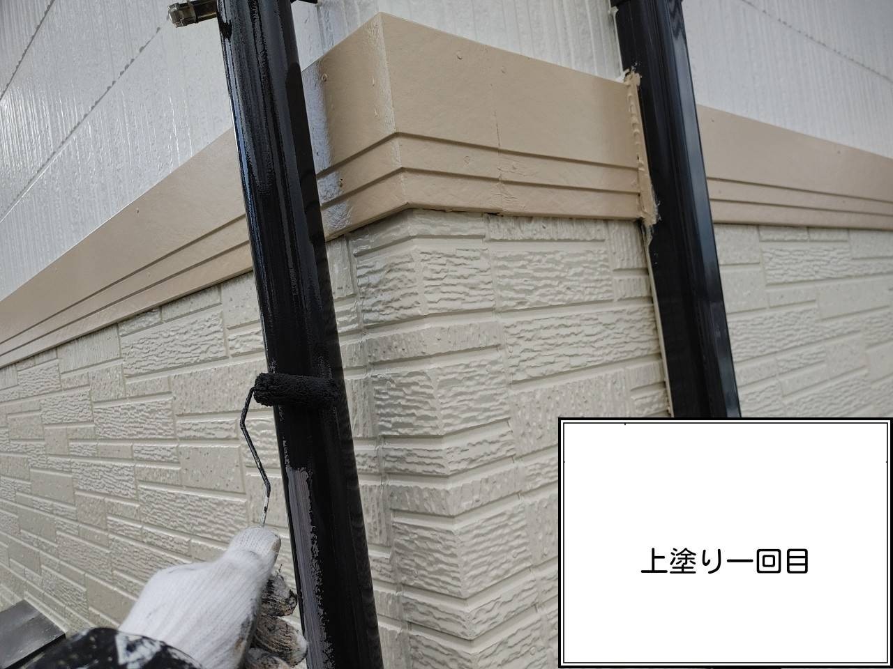 福岡市早良区物件　外壁塗装　雨樋塗装　上塗り1回目　街の屋根やさん福岡西