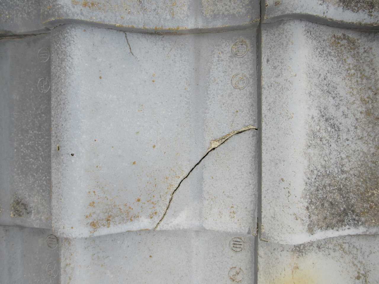 セメント瓦ヒビ