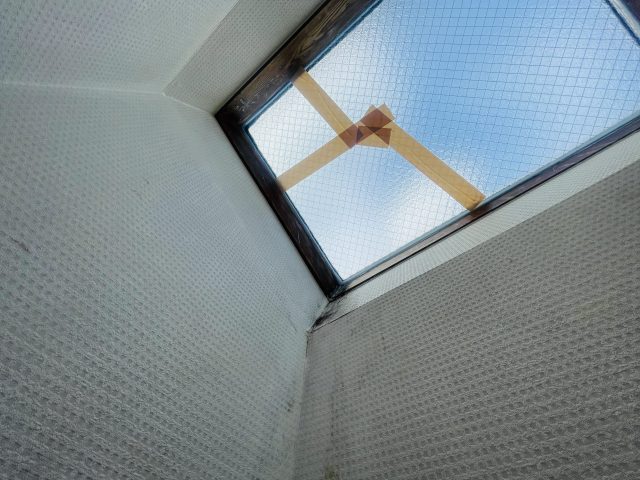 福岡市西区の割れた天窓