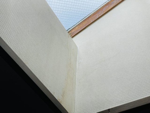 福岡市西区で雨染みができた天窓付近のクロス