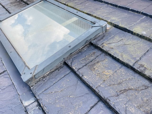 福岡市西区の苔とカビと藻が生えたセメント瓦