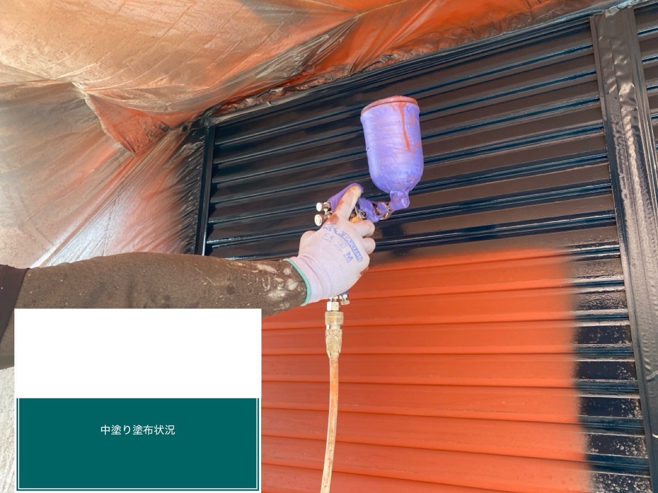 雨戸の中塗り作業