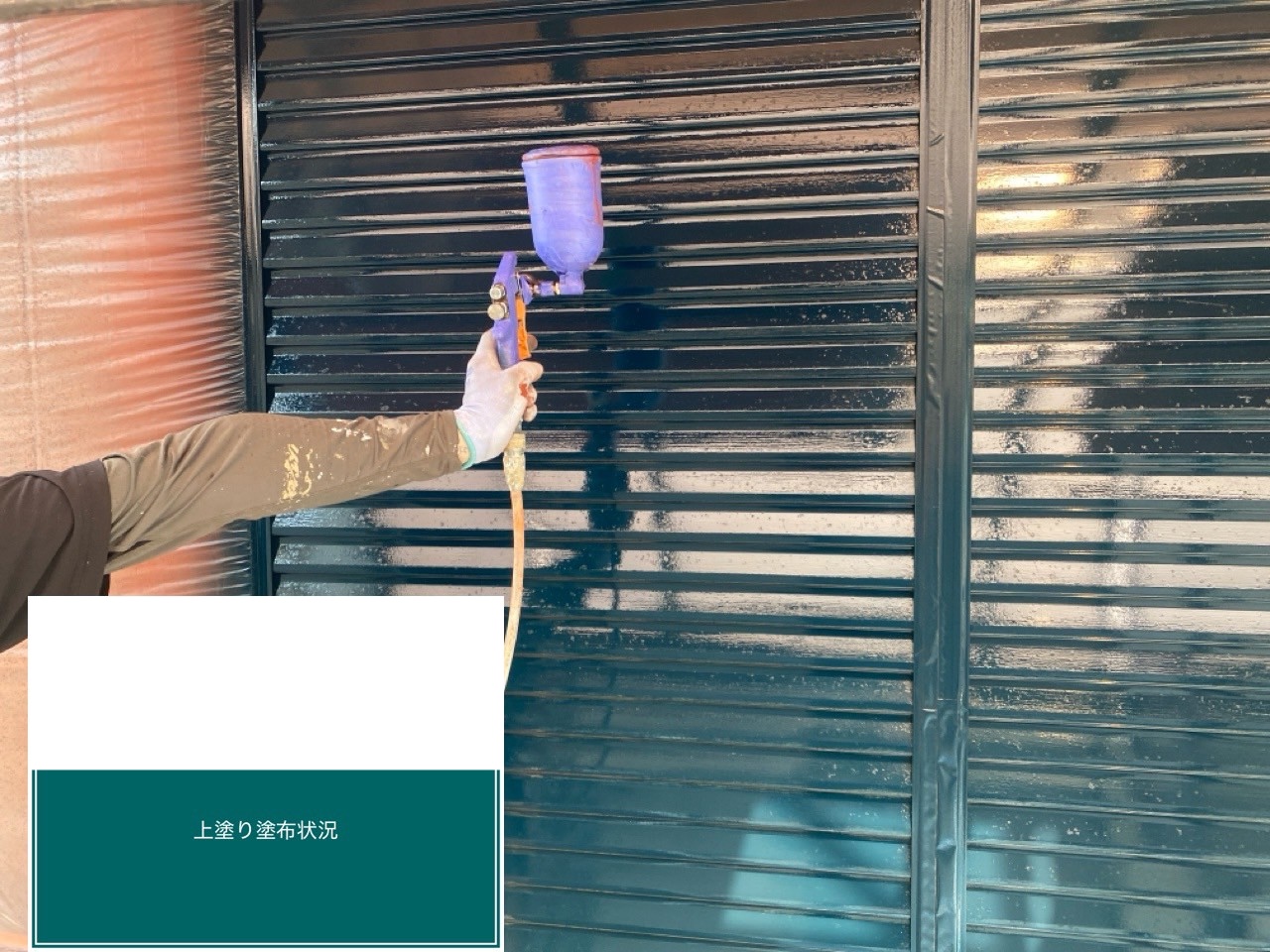 雨戸の上塗り作業