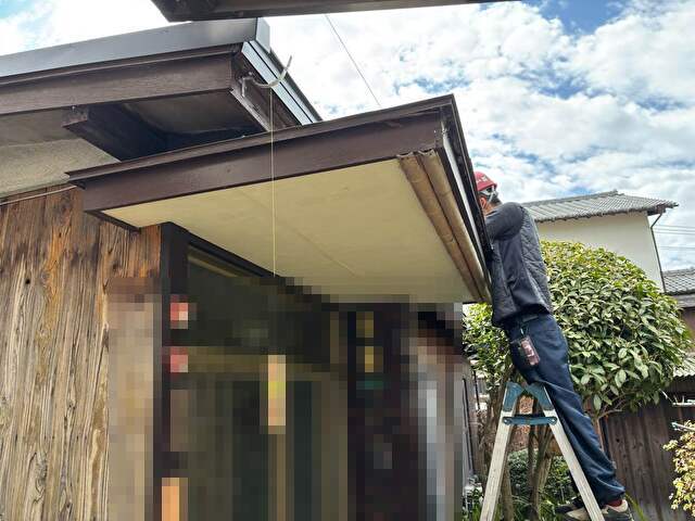 志免町で屋根の劣化を調査