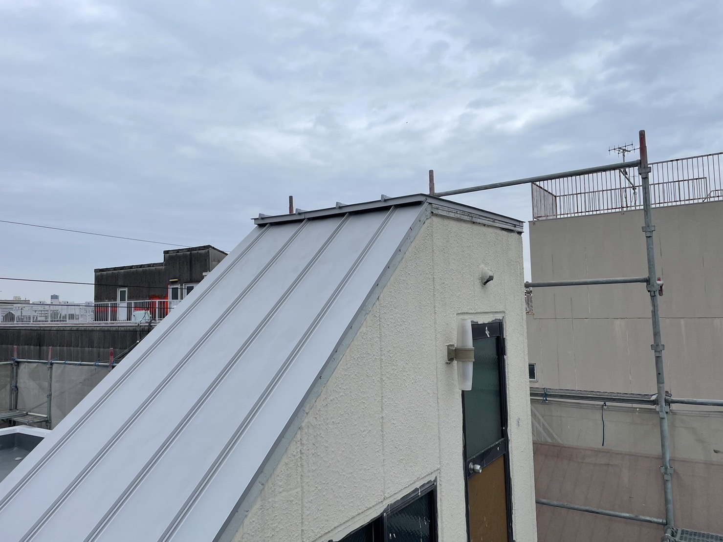 ペントハウス屋根のカバー工法で雨漏り修理