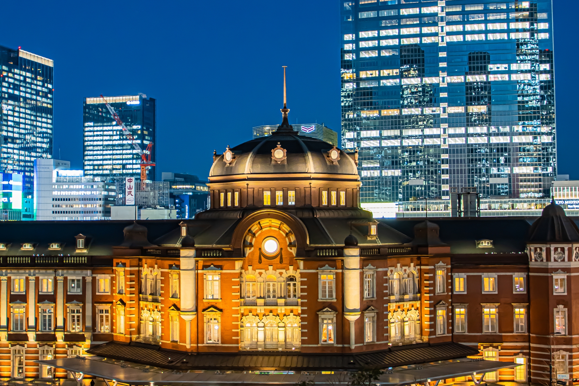 川越町の方へ、夜の東京駅の写真