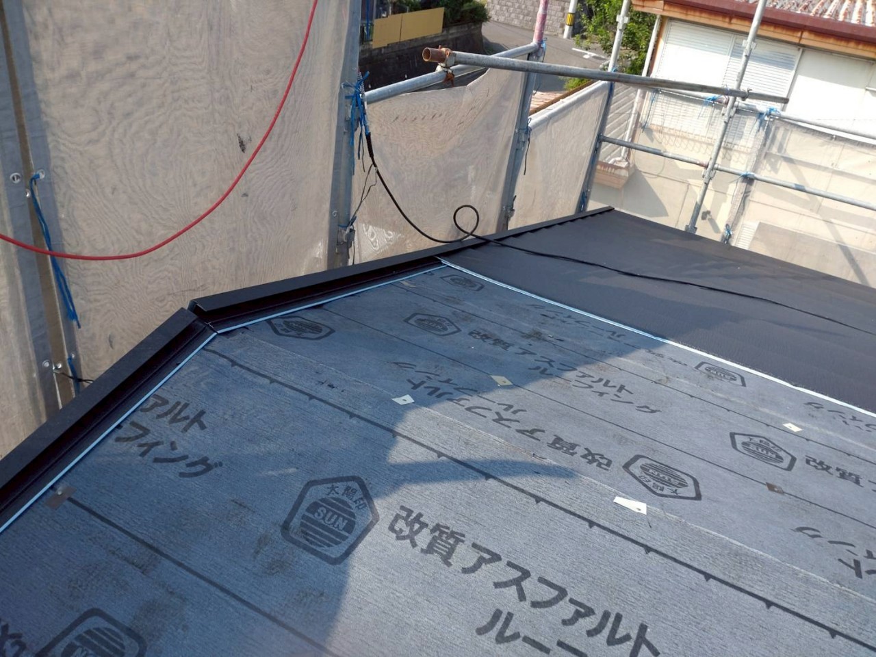 スーパーガルテクト施工中の写真（防水シート敷設）四日市市