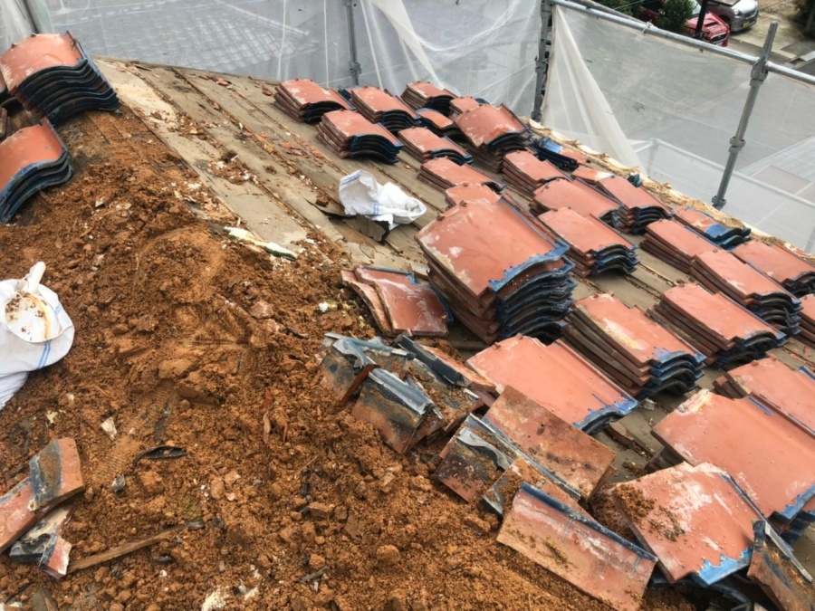 屋根ﾌｾ替え。瓦撤去