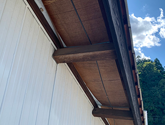 軒天全体が剥がれてしまっています