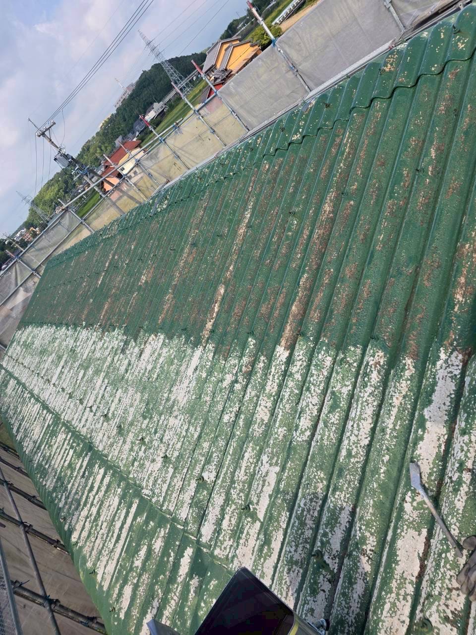 「SK化研 強化シーラーで下塗りし吸込みを止める工程」