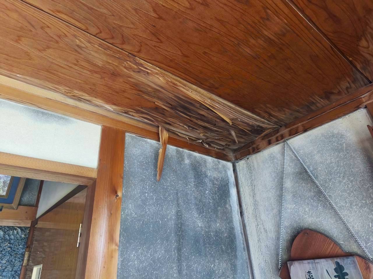 東員町谷樋からの雨漏り