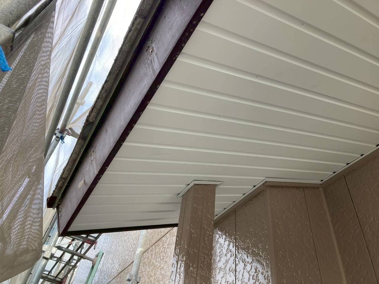 いなべ市で外壁塗装に伴い破風板に板金を取り付けている様子