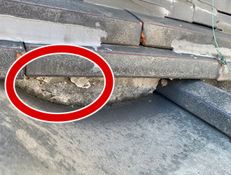 劣化して剥がれが見られる漆喰