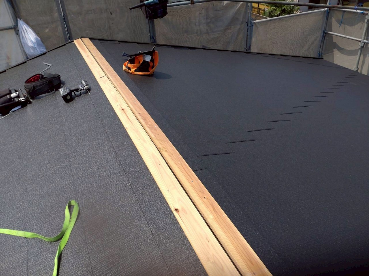 施工後、スーパーガルテクトで美しく仕上がった屋根（ブラック）四日市市