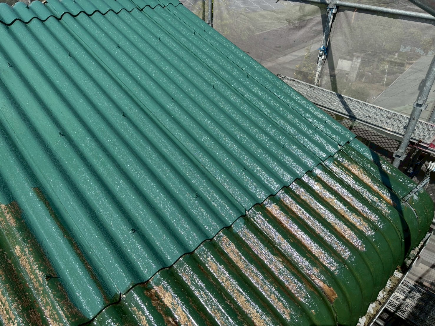 「プレミアムルーフSiで仕上げた四日市市の倉庫屋根 施工後」