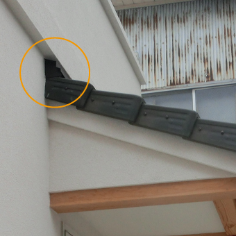 A様邸・A様店舗のポーチ3　壁とポーチの取合いにある雨押え