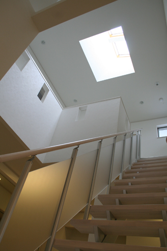 吹抜け階段の上の天窓