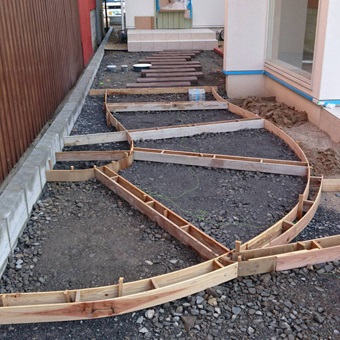 A様邸・A様店舗の外構工事2　伸縮目地のために曲線に造ったコンクリートの型枠